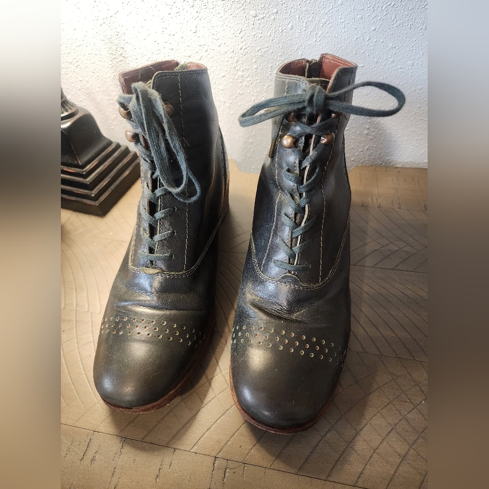 Kicker's dark green leather lace-up boots. Size 40